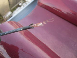 雪の重みで屋根のアンテナケーブルが引っ張られ断線_施工前