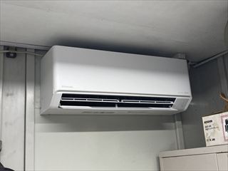 茨城県常総市　プレハブ内エアコン設置工事1