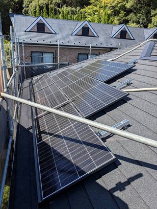 神奈川県鎌倉市　家庭用太陽光発電（カナディアンソーラー5.475kW+長府工産14.9kWh+屋根カバー）設置工事